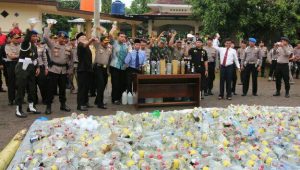 Polresta kediri musnahkan 1588 botol miras berbagai merek dan 1464 Arjo, Disaksikan Forpinda