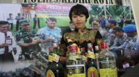 Polisi Menggelar Razia Miras Puluhan Botol Diamankan