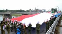 Bendera Merah Putih Raksasa Dikirab Warga Kediri