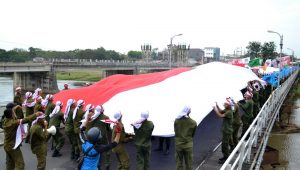 Bendera Merah Putih Raksasa Dikirab Warga Kediri