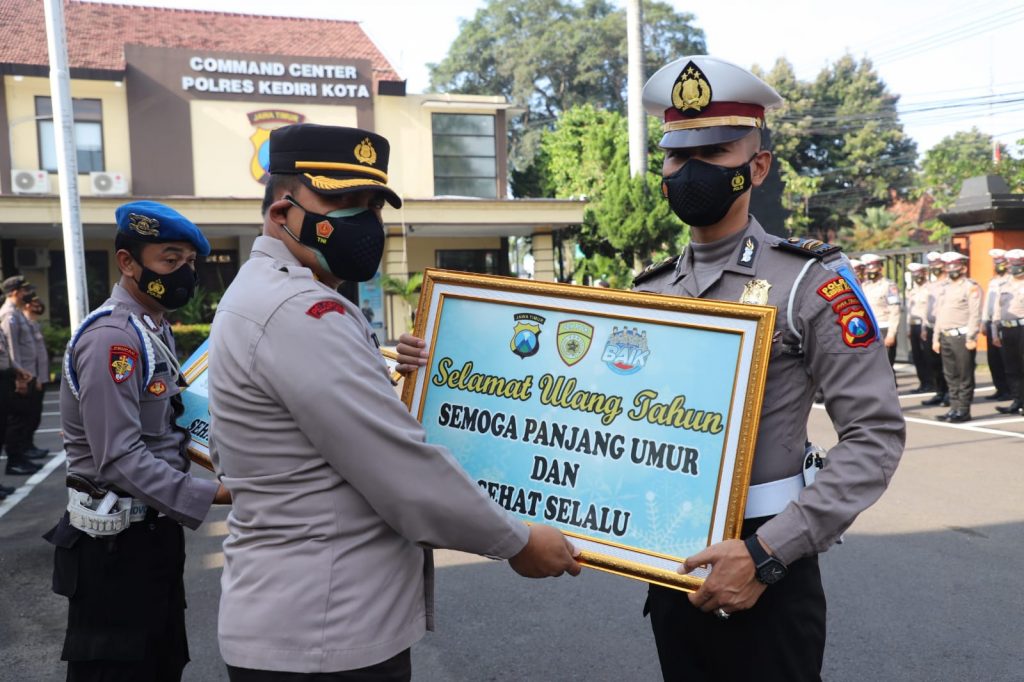 Anggota Ulang Tahun, Kapolres Kediri Kota Berikan Kejutan