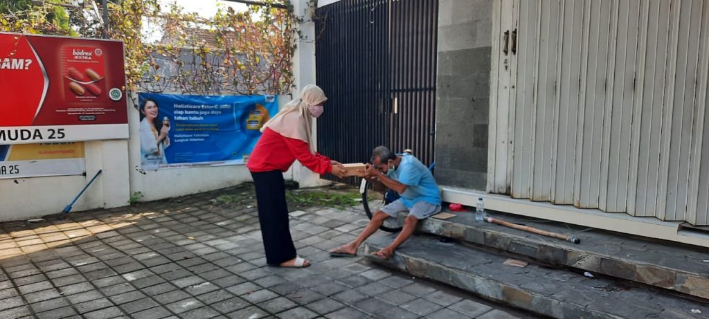 Peduli, Gerakan Berbagi Indonesia Hebat Indonesia Sehat Bagikan Sembako dan Makanan