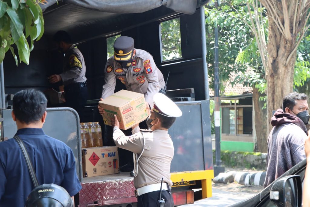 Polres Kediri Kota Bantu Distribusikan Minyak Goreng dari Gudang ke Agen