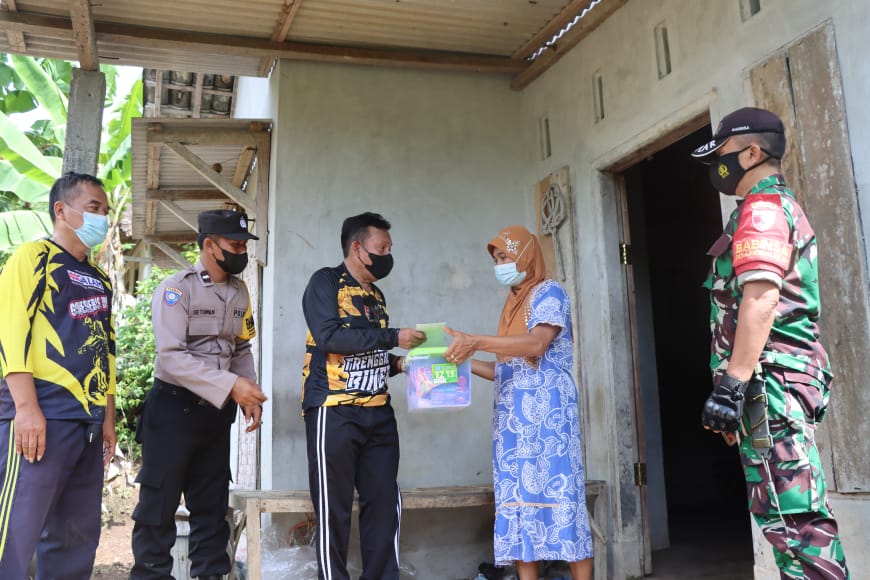 Kapolres Trenggalek Turun Desa Susuri Jalan Setapak Beri Bantuan Ke Warga