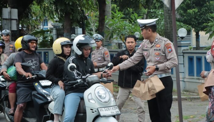 Polres Nganjuk Bagi Bagi Ratusan Paket Takjil Untuk Pengguna Jalan