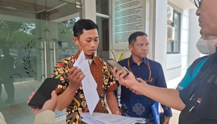 Datangi Kejari Lamongan Minta Salinan BAP, Kuasa Hukum Wahyudi: Kami Ingin Semuanya Dibuka Terang Benderang      LAMONGAN | Memo coid- Tim Kuasa Hukum, Moch. Wahyudi, tersangka kasus dugaan tindak pidana korupsi rumah pemotongan hewan dan unggas (RPHU) Kabupaten Lamongan, mendatangi kantor Kejaksaan Negeri (Kejari) Lamongan, Senin (24/3/25).  Kedatangan dua pengacara senior, Muhammad Ridlwan dan Ainur Rofik ke kantor Kejaksaan Lamongan itu dalam rangka untuk meminta salinan berita acara pemeriksaan (BAP) atas kliennya.   “Kami datang ke sini, dalam rangka untuk meminta salinan berita acara pemeriksaan, karena itu merupakan hak daripada tersangka sebagaimana pasal 72 KUHAP yang menyatakan,” atas permintaan tersangka atau penasehat hukumnya pejabat yang bersangkutan memberikan turunan berita acara pemeriksaan untuk kepentingan pembelaan,” ujar Muhammad Ridlwan didampingi rekannya Ainur Rofik, di depan kantor Kejari Lamongan.  “Maka kami selaku penasehat hukum yang dikuasakan dengan ini mengajukan permohonan salinan berita acara pemeriksaan (BAP) dan turunannya untuk kepentingan pembelaan klien kami,” imbuh dia.  “Per tanggal 22 Maret 2025 kemarin, kita ditunjuk sebagai penasehat hukum (PH) pak Wahyudi. Maka tentunya kita sebagai kuasa hukum pada suatu hukum melakukan upaya-upaya konkret,” ungkapnya.  Menurutnya, selama ini Pak Wahyudi sendiri diperiksa dalam proses penyidikan maupun penyelidikan maupun ditetapkan sebagai tersangka, sampai saat ini juga belum menerima salinan berita acara pemeriksaan (BAP).  “Kita baru memasukkan surat dari permohonan, dan ini ada tanda terimanya, dan menunggu nanti disposisinya bagaimana. Yang jelas kita sudah masukkan dan ini tadi diterima oleh petugas PTSP, ” ujarnya.  Ia berharap, dalam proses penanganan perkara pak Wahyudi ini, Kejaksaan Negeri Lamongan nantinya profesional dan transparan. Ridlwan juga meminta untuk transparan, profesional dan terbuka, tidak tebang pilih.   Karena menurut dia, kliennya terus juga sudah dalam proses penanganan selama ini mengenai pembangunan rumah potong hewan unggas sudah diaudit lembaga yang berwenang yakni BPK.  “Dan itu memang ada kerugian, dan rekomendasinya pada waktu itu adalah untuk dikembalikan dan sudah ada pengembalian. Yang mengembalikan juga bukan pak Wahyudi, karena dalam hal ini sepeser pun bahwa pak Wahyudi tidak menerima aliran dana tersebut,” ucapnya.  “Jadi nanti, jangan sampai dalam proses ini terkesan dicari-cari lagi kesalahan, sudah ada lembaga yang berwenang oleh undang-undang sendiri. Eh, Ini kok malah masih mencari pembanding, dan apakah itu lebih kredibel kita enggak tahu. Tapi yang jelas lembaga yang berwenang untuk itu adalah yang sudah dilakukan oleh BPK pada waktu itu,” tambahnya.  Ridlwan mengungkapkan, persoalan nanti bagaimana langkah-langkah berikutnya, tergantung dari perkembangan nantinya seperti apa.  “Yang jelas kita berusaha dalam proses penanganan perkara ini, maupun pendampingan terhadap pak Wahyudi, kita ingin semuanya dibuka nanti terang benderang, biar yang salah ya salah, enggak ada kalimat kriminalisasi dan sebagainya,” pungkas dia.    Sebelumnya, Kejaksaan Negeri (Kejari) Lamongan tengah menetapkan 3 tersangka dalam kasus dugaan korupsi proyek pada tahun 2022 senilai Rp 6 miliar. Tiga tersangka tersebut yakni MW selaku PPK, SA direktur rekanan proyek, dan DMA selaku pelaksana kegiatan. (aza).