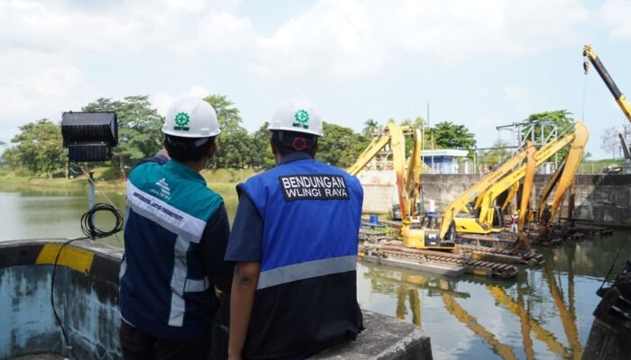 Perum Jasa Tirta I Flushing Bendungan Wlingi dan Lodoyo