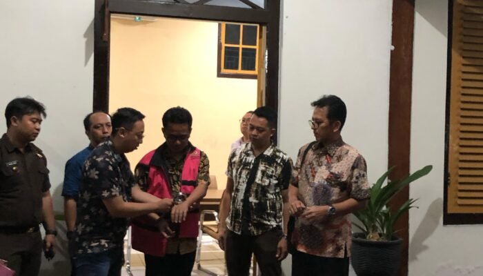Jadi Tersangka Korupsi Dam Kali Bentak, Kabid SDA Dinas PUPR Resmi Berseragam Rompi Pink Kejaksaan