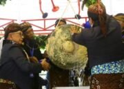 Bupati Blitar Ikuti Prosesi Jamasan Gong Kyai Pradah di Aloon-Aloon Lodoyo