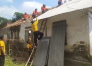 Polsek Ngronggot dan Warga Gotong Royong Bedah Rumah Warga Banjarsari