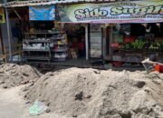 Pedagang Kecil Blitar Menangis: Kios Ketutup Galian, Pembeli Hilang!