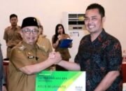 Bupati Blitar Salurkan BLT DBHCHT
