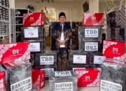 Di Tengah Derita Banjir Bandang, Uluran Tangan Gus Iqdam Hadirkan 1.000 Sarung Harapan