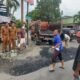 Jalan Berlubang di Pasar Wlingi Blitar Bikin Pengendara Jatuh, Lurah dan Camat Menjawab Dengan Aksi Nyata