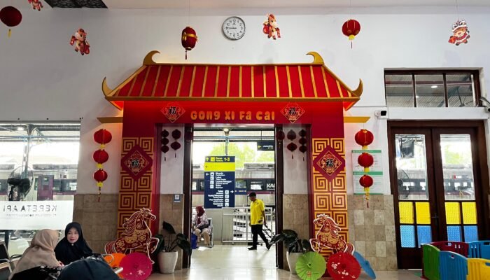 Sambut Tahun Baru Imlek 2577, KAI Daop 7 Madiun Hadirkan Ornamen Tematik dan Photobooth “Kuda Api” di Stasiun Madiun