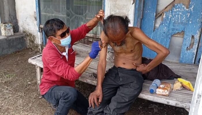 Team Baksos AWN Jadi Burbershop Dadakan, Tiga ODGJ Jalanan Dicukur  Rapi