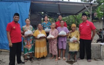 Sambut Datangnya Nuzulul Qur’an, LSM GAKK Gandeng Relawan PDIP Bagi Bagi Puluhan Paket Sembako Untuk Kaum Dhuafa