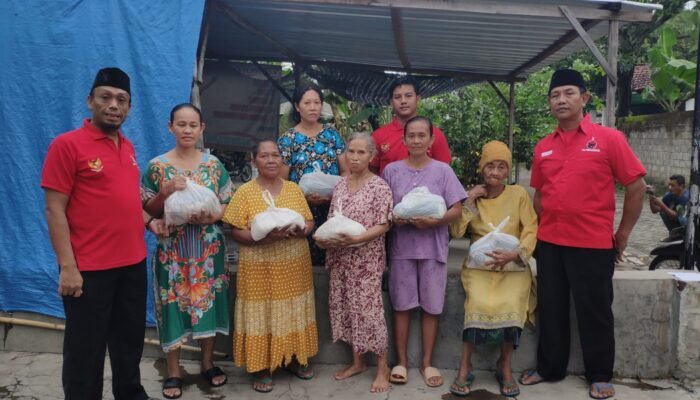 Sambut Datangnya Nuzulul Qur’an, LSM GAKK Gandeng Relawan PDIP Bagi Bagi Puluhan Paket Sembako Untuk Kaum Dhuafa