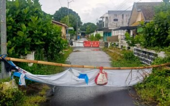 Jembatan Mangkrak Berbulan-bulan, Pemkot Blitar Dinilai Abai: Akses Pendidikan dan Ekonomi Warga Dikorbankan