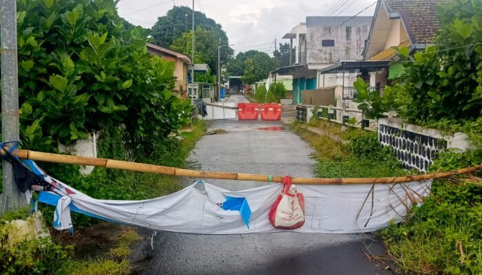 Jembatan Mangkrak Berbulan-bulan, Pemkot Blitar Dinilai Abai: Akses Pendidikan dan Ekonomi Warga Dikorbankan