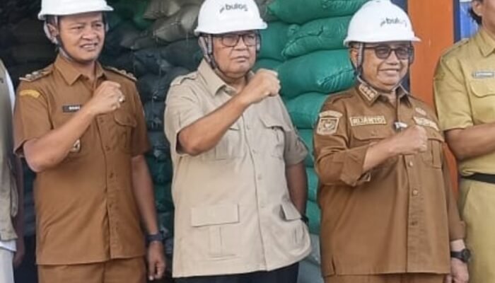 DPR RI Endro Hermono Bersama Bupati dan Wakil Bupati Blitar Kunjungi Bulog Dan Pabrik Pembenihan Jagung 