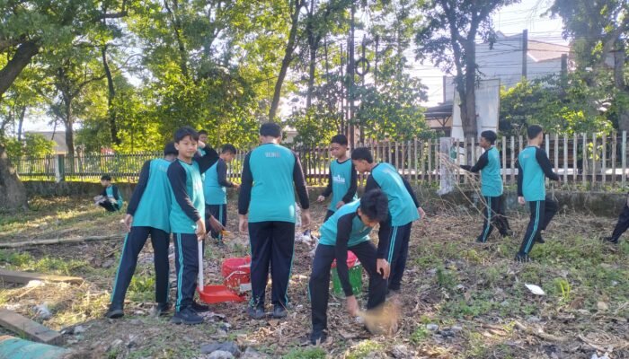 JUMAT BERSIH SMPN 1 Grogol Libatkan Seluruh Warga Sekolah