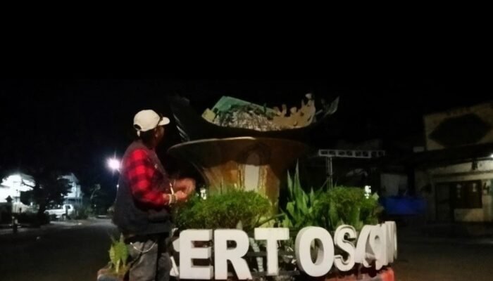 Tugu Ikonik Pecel Kertosono Terlantar,  Aktifis Desak Dinas LH Turun Tangan