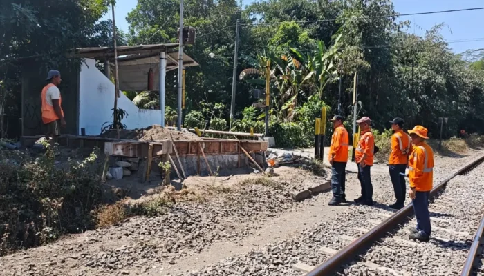 KAI Daop 7 Madiun Perkuat Safety Culture, Tilik Lintas Blitar–Talun Sekaligus Tinjau Pembangunan 13 Gardu Perlintasan Baru