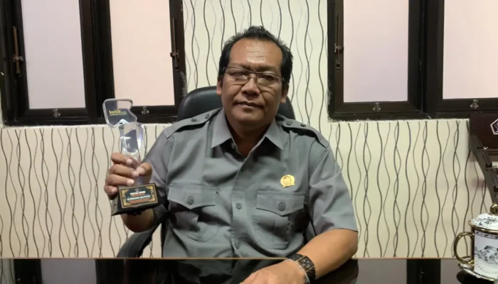 Supriadi Sabet Penghargaan Tokoh Kepemimpinan Legislatif Inspiratif Kabupaten Blitar