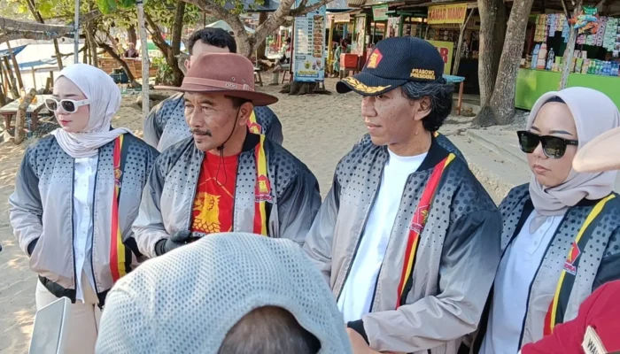 Gerindra Blitar Bersih-Bersih Pantai Tambakrejo, Sampah Pesisir Jadi Peringatan Bersama