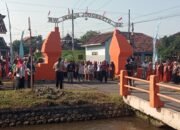 Bukti Cinta Tanah Air Dan Bangsa, Emak Emak RW 02 Jogomerto Ikuti Upacara Bendera Di Jalan