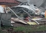 5 Menit Diterjang Puting Beliung,  Puluhan Pohon Tumbang  –  Atap Rumah Warga Porak Poranda