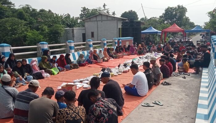 Warga RW 02 Jogomerto  Kenduri Cinta Di Jembatan Baru, Ada Apa ? Ini Penjelasanya….