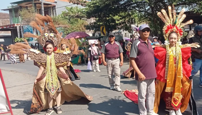 Pawai Budaya HUT RI Ke 81, SMPN 1 Ngronggot Tampilkan Tarian Klasik Dan Modern