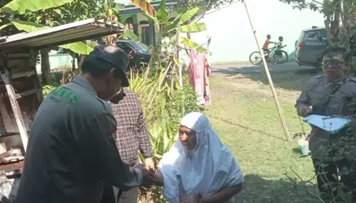 Terima Bantuan Bedah Rumah, Anjarwati Istri Pedagang Tahu Tek Keliling Sujud Syukur