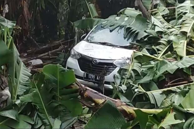 Ibu Hamil Mengungsi, 1 Mobil Hanyut