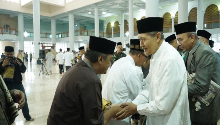 Pejabat Pemkab Kediri Sholat Idul Fitri di Masjid An Nur Pare, Pererat Silaturrahmi
