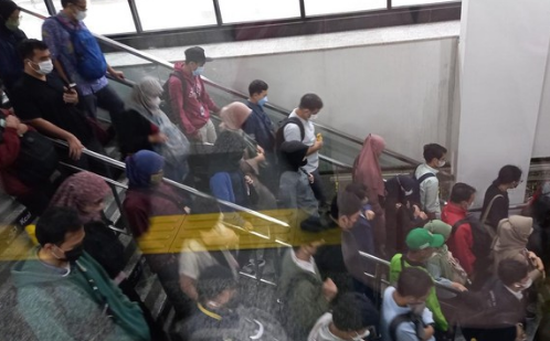 Insiden Eskalator Bikin Ricuh, Penumpang KRL Terjatuh di Jakarta