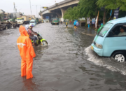Jalan Ciledug Raya Terendam Banjir Setinggi Hampir 1 Meter