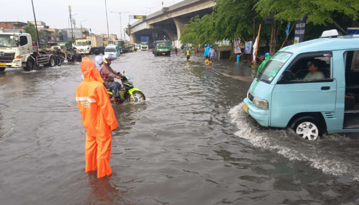 Jalan Ciledug Raya Terendam Banjir Setinggi Hampir 1 Meter