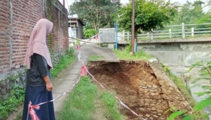 Jalan Terputus Akibat Longsor, Enam Keluarga di Trenggalek Terisolasi