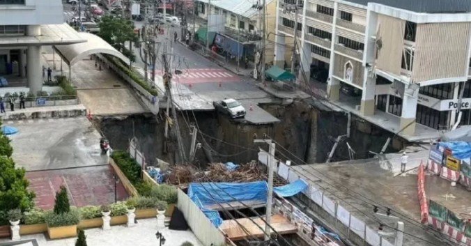 Jalan di Depan RS Vajira Ambles, Bentuk Lubang Raksasa Sedalam 50 Meter