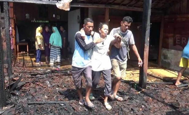 Janda Ini Histeris dan Pingsan, Rumahnya Ludes Terbakar