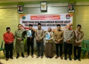 Blitar, memo.co.id Menjelang pemilihan kepala Desa Kedungbanteng, Kecamatan Bakung, Kabupaten Blitar, dinamika politik di tingkat desa mulai terasa. Dua kandidat, Gunawan Prasetya Budi dan Ida Nurhayati, mulai menyampaikan visi dan misi sekaligus berupaya meraih dukungan masyarakat. Di tengah meningkatnya aktivitas politik tersebut, Kepala Desa Kedungbanteng Marsaid mengingatkan masyarakat agar tetap menjaga kerukunan dan tidak menjadikan perbedaan pilihan sebagai sumber perselisihan. Menurut Marsaid, kontestasi pemilihan kepala desa merupakan bagian dari proses demokrasi yang semestinya dijalankan dengan mengedepankan kedewasaan, saling menghormati, serta menjaga hubungan baik antarsesama warga. Ia menilai kedua kandidat merupakan bagian dari masyarakat Kedungbanteng yang memiliki kesempatan untuk berkontribusi bagi kemajuan desa. Karena itu, persaingan dalam memperoleh dukungan hendaknya tidak mengikis rasa persaudaraan yang selama ini terbangun. “Kedua tokoh calon kepala desa ini merupakan putra-putri terbaik Desa Kedungbanteng. Kami memohon agar perbedaan pilihan jangan dijadikan perselisihan antarwarga. Justru, perbedaan pilihan inilah yang seharusnya mempererat tali persaudaraan,” pinta Marsaid. Pesan tersebut menjadi penting di tengah dinamika menjelang pemungutan suara. Sebab, dalam pemilihan di lingkungan desa, para kandidat dan pendukungnya merupakan bagian dari masyarakat yang sama. Hubungan sosial yang terjalin sehari-hari harus tetap terjaga, apa pun hasil kontestasi nantinya. Marsaid berharap seluruh elemen masyarakat dapat menempatkan kepentingan desa di atas kepentingan kelompok maupun dukungan politik sesaat. Dengan demikian, proses pemilihan tidak hanya menjadi sarana menentukan pemimpin, tetapi juga momentum untuk memperkuat kebersamaan warga. Desa Kedungbanteng sendiri terdiri atas tiga dusun, yakni Krajan, Kedunggong, dan Janggan. Wilayah tersebut dihuni sekitar 3.000 penduduk yang terbagi dalam 30 rukun tetangga (RT) dan enam rukun warga (RW). Sebagian besar masyarakat menggantungkan penghidupan dari sektor pertanian. Selain itu, terdapat warga yang menjalankan usaha serta menekuni bidang peternakan. Kondisi tersebut menjadikan keberlanjutan pembangunan desa dan peningkatan kesejahteraan masyarakat sebagai kepentingan bersama yang perlu diperhatikan oleh pemimpin terpilih. Di tengah upaya masing-masing kandidat menggalang dukungan, Marsaid kembali menegaskan bahwa hasil pemilihan harus diterima dengan sikap dewasa. Pihak yang memperoleh suara terbanyak diharapkan tidak melupakan persatuan, sedangkan pihak yang belum mendapatkan kepercayaan masyarakat diharapkan tetap berkontribusi bagi pembangunan desa. “Kita ini menjalankan politik dengan sistem demokrasi. Siapa pun yang nantinya menang, bagi calon yang kalah saya berharap tetap bersatu. Bersama-sama membangun Desa Kedungbanteng agar lebih baik dan bermartabat, sehingga kesejahteraan masyarakat bisa tercapai bersama para pemangku kepentingan desa lainnya,” imbuhnya. Bagi Marsaid, keberhasilan pemilihan kepala desa tidak semata-mata ditentukan oleh terlaksananya pemungutan suara atau terpilihnya seorang pemimpin baru. Lebih dari itu, suasana yang aman, tertib, dan kondusif hingga seluruh tahapan selesai juga menjadi hal yang perlu dijaga bersama. Ia berharap masyarakat tidak mudah terprovokasi oleh perbedaan pandangan maupun dinamika dukungan selama proses pemilihan berlangsung. Komunikasi yang baik dan sikap saling menghormati dinilai penting untuk mencegah persoalan yang dapat mengganggu keharmonisan lingkungan. Dengan semangat kebersamaan tersebut, Marsaid mengajak seluruh masyarakat Kedungbanteng untuk tetap menjaga persaudaraan dan mendukung proses demokrasi yang damai. Sebab, setelah kontestasi berakhir, seluruh warga akan kembali hidup berdampingan dan memiliki tanggung jawab yang sama dalam membangun desa. Pada akhirnya, siapa pun yang mendapatkan amanah masyarakat diharapkan mampu menjalankan pemerintahan desa secara bertanggung jawab, memberikan pelayanan yang baik, serta mendorong pembangunan yang berorientasi pada kepentingan warga. Pemilihan kepala desa pun diharapkan menjadi awal bagi penguatan persatuan dan kemajuan Kedungbanteng, bukan justru meninggalkan sekat-sekat yang memisahkan masyarakat.
