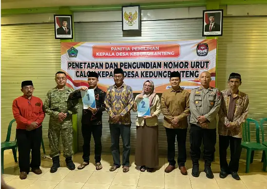 Jelang Pilkades Kedungbanteng, Marsaid Ingatkan Warga Tak Terpecah karena Beda Pilihan 1 Blitar, memo.co.id Menjelang pemilihan kepala Desa Kedungbanteng, Kecamatan Bakung, Kabupaten Blitar, dinamika politik di tingkat desa mulai terasa. Dua kandidat, Gunawan Prasetya Budi dan Ida Nurhayati, mulai menyampaikan visi dan misi sekaligus berupaya meraih dukungan masyarakat. Di tengah meningkatnya aktivitas politik tersebut, Kepala Desa Kedungbanteng Marsaid mengingatkan masyarakat agar tetap menjaga kerukunan dan tidak menjadikan perbedaan pilihan sebagai sumber perselisihan. Menurut Marsaid, kontestasi pemilihan kepala desa merupakan bagian dari proses demokrasi yang semestinya dijalankan dengan mengedepankan kedewasaan, saling menghormati, serta menjaga hubungan baik antarsesama warga. Ia menilai kedua kandidat merupakan bagian dari masyarakat Kedungbanteng yang memiliki kesempatan untuk berkontribusi bagi kemajuan desa. Karena itu, persaingan dalam memperoleh dukungan hendaknya tidak mengikis rasa persaudaraan yang selama ini terbangun. “Kedua tokoh calon kepala desa ini merupakan putra-putri terbaik Desa Kedungbanteng. Kami memohon agar perbedaan pilihan jangan dijadikan perselisihan antarwarga. Justru, perbedaan pilihan inilah yang seharusnya mempererat tali persaudaraan,” pinta Marsaid. Pesan tersebut menjadi penting di tengah dinamika menjelang pemungutan suara. Sebab, dalam pemilihan di lingkungan desa, para kandidat dan pendukungnya merupakan bagian dari masyarakat yang sama. Hubungan sosial yang terjalin sehari-hari harus tetap terjaga, apa pun hasil kontestasi nantinya. Marsaid berharap seluruh elemen masyarakat dapat menempatkan kepentingan desa di atas kepentingan kelompok maupun dukungan politik sesaat. Dengan demikian, proses pemilihan tidak hanya menjadi sarana menentukan pemimpin, tetapi juga momentum untuk memperkuat kebersamaan warga. Desa Kedungbanteng sendiri terdiri atas tiga dusun, yakni Krajan, Kedunggong, dan Janggan. Wilayah tersebut dihuni sekitar 3.000 penduduk yang terbagi dalam 30 rukun tetangga (RT) dan enam rukun warga (RW). Sebagian besar masyarakat menggantungkan penghidupan dari sektor pertanian. Selain itu, terdapat warga yang menjalankan usaha serta menekuni bidang peternakan. Kondisi tersebut menjadikan keberlanjutan pembangunan desa dan peningkatan kesejahteraan masyarakat sebagai kepentingan bersama yang perlu diperhatikan oleh pemimpin terpilih. Di tengah upaya masing-masing kandidat menggalang dukungan, Marsaid kembali menegaskan bahwa hasil pemilihan harus diterima dengan sikap dewasa. Pihak yang memperoleh suara terbanyak diharapkan tidak melupakan persatuan, sedangkan pihak yang belum mendapatkan kepercayaan masyarakat diharapkan tetap berkontribusi bagi pembangunan desa. “Kita ini menjalankan politik dengan sistem demokrasi. Siapa pun yang nantinya menang, bagi calon yang kalah saya berharap tetap bersatu. Bersama-sama membangun Desa Kedungbanteng agar lebih baik dan bermartabat, sehingga kesejahteraan masyarakat bisa tercapai bersama para pemangku kepentingan desa lainnya,” imbuhnya. Bagi Marsaid, keberhasilan pemilihan kepala desa tidak semata-mata ditentukan oleh terlaksananya pemungutan suara atau terpilihnya seorang pemimpin baru. Lebih dari itu, suasana yang aman, tertib, dan kondusif hingga seluruh tahapan selesai juga menjadi hal yang perlu dijaga bersama. Ia berharap masyarakat tidak mudah terprovokasi oleh perbedaan pandangan maupun dinamika dukungan selama proses pemilihan berlangsung. Komunikasi yang baik dan sikap saling menghormati dinilai penting untuk mencegah persoalan yang dapat mengganggu keharmonisan lingkungan. Dengan semangat kebersamaan tersebut, Marsaid mengajak seluruh masyarakat Kedungbanteng untuk tetap menjaga persaudaraan dan mendukung proses demokrasi yang damai. Sebab, setelah kontestasi berakhir, seluruh warga akan kembali hidup berdampingan dan memiliki tanggung jawab yang sama dalam membangun desa. Pada akhirnya, siapa pun yang mendapatkan amanah masyarakat diharapkan mampu menjalankan pemerintahan desa secara bertanggung jawab, memberikan pelayanan yang baik, serta mendorong pembangunan yang berorientasi pada kepentingan warga. Pemilihan kepala desa pun diharapkan menjadi awal bagi penguatan persatuan dan kemajuan Kedungbanteng, bukan justru meninggalkan sekat-sekat yang memisahkan masyarakat.