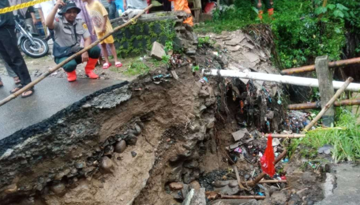 Jembatan Ambruk Diterjang Banjir! Bupati Bogor Beri Instruksi Darurat dari Magelang