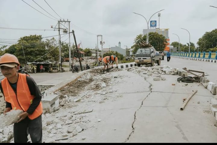 Jembatan Rp10 Miliar Ambles, Kadis PUPR dan DPRD Salahkan Hujan!