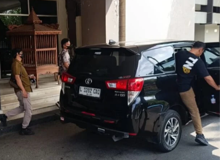 KPK Geledah Rumah Gatut Sunu di Surabaya dan Sita Uang Puluhan Juta Rupiah