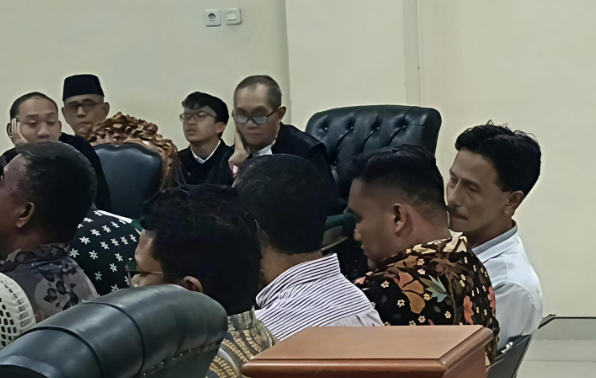 Kades Pelem memberikan keterangan di depan majelis sidang pengadilan tipikor Surabaya