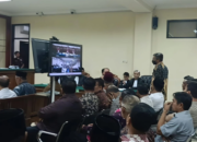 Kades Puhjarak diminta beri kesaksian kedua kalinya dalam sidang perkara suap pengisian perangkat desa Sumber Artikel berjudul " Camat Plemahan Bantah Terima Suap, Hakim Soroti Kesaksian Kades Puhjarak ", selengkapnya dengan link: https://flores.pikiran-rakyat.com/nasional/pr-29710058497/camat-plemahan-bantah-terima-suap-hakim-soroti-kesaksian-kades-puhjarak?page=all